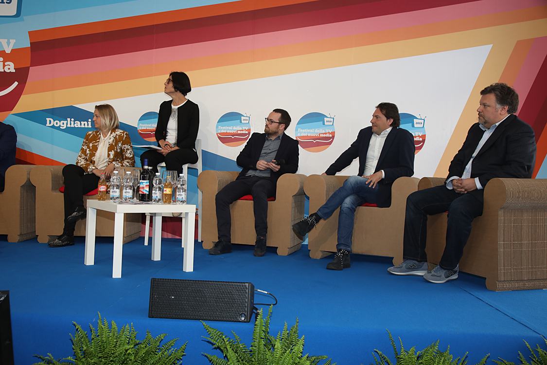 Festival della TV e dei Nuovi Media 2019_145.jpg - Road to Tokyo 2020: Eurosport e l’esperienza olimpica Cosa significa partecipare a una Olimpiade? E magari vincere una medaglia d’oro?  Alcuni tra i grandi atleti azzurri, tra cui la portabandiera di PyeongChang 2018 Arianna Fontana, raccontano le loro sfide, le loro emozioni e i loro successi a cinque cerchi.  E per Eurosport, broadcaster ufficiale delle prossime tre Olimpiadi, la sfida di portare nelle case degli italiani un’esperienza mai vista prima.